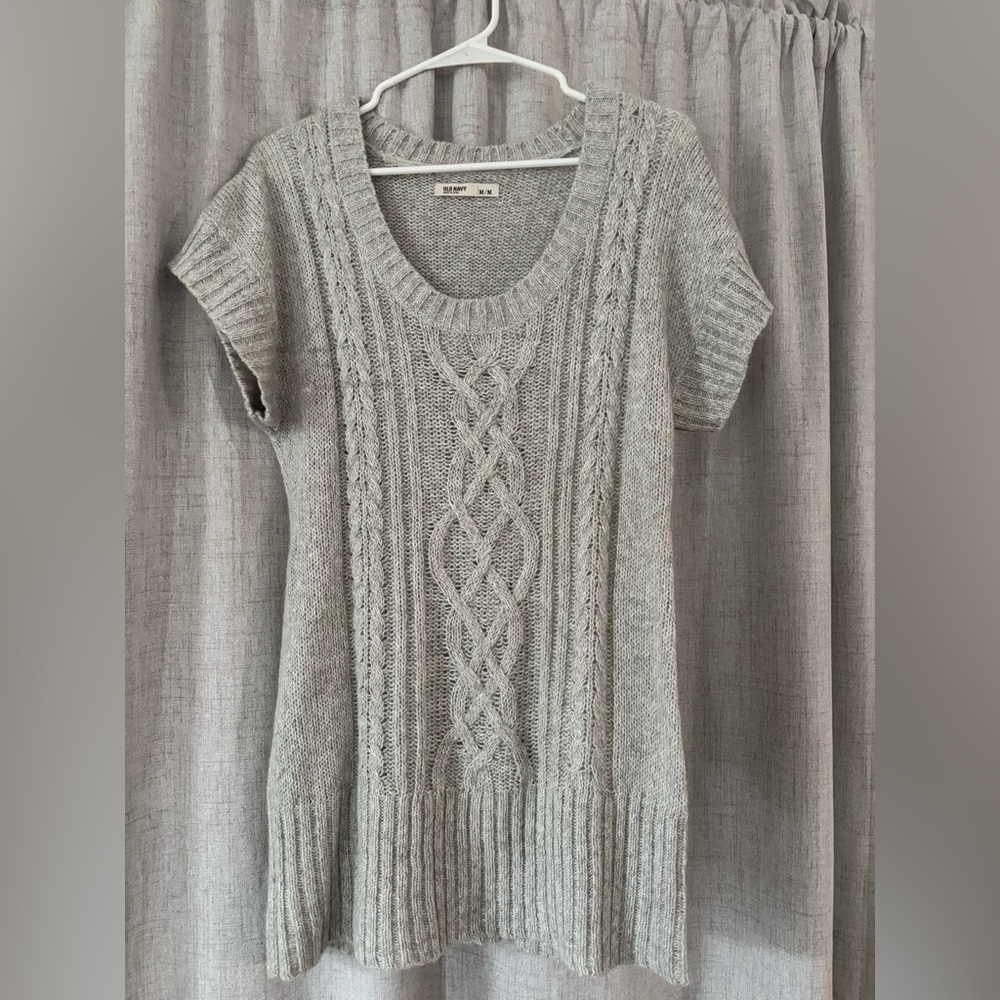 Old Navy Gray Cable Knit Sweater EUC  Women’s Medium